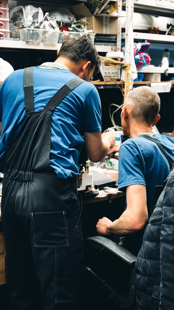 Zespół techników podczas naprawy okna